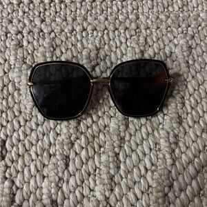 Black sunglasses (women’s)